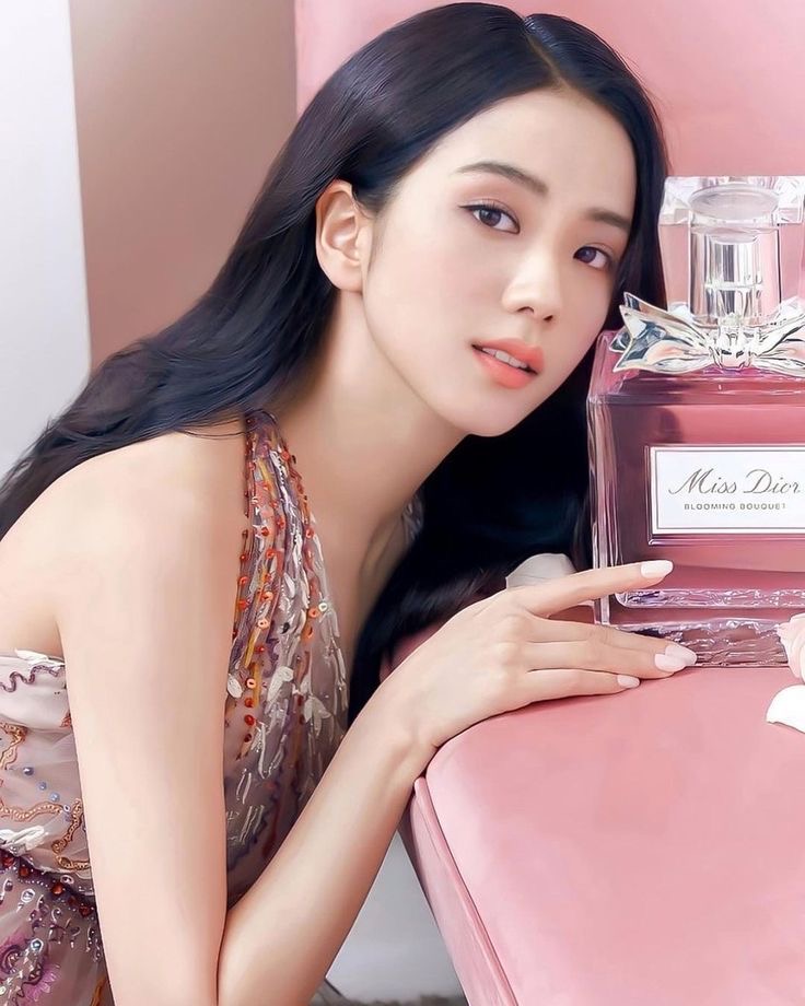 圖 不同品牌有著不同形象的Jisoo