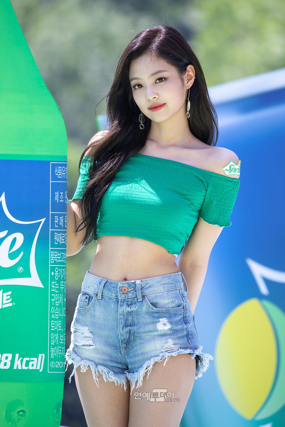 더쿠 - 봐도봐도 신기한 블랙핑크 제니 직각어깨.jpg