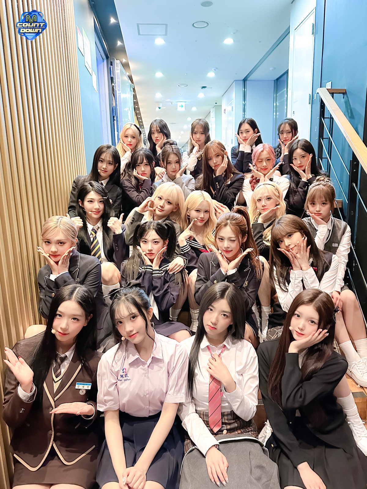 [閒聊] tripleS穿著母校校服登台演出