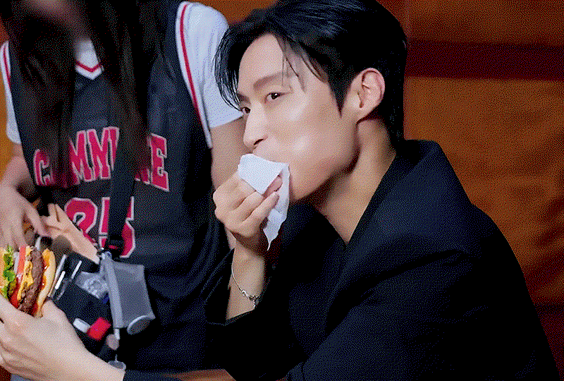 omqKhF.gif
