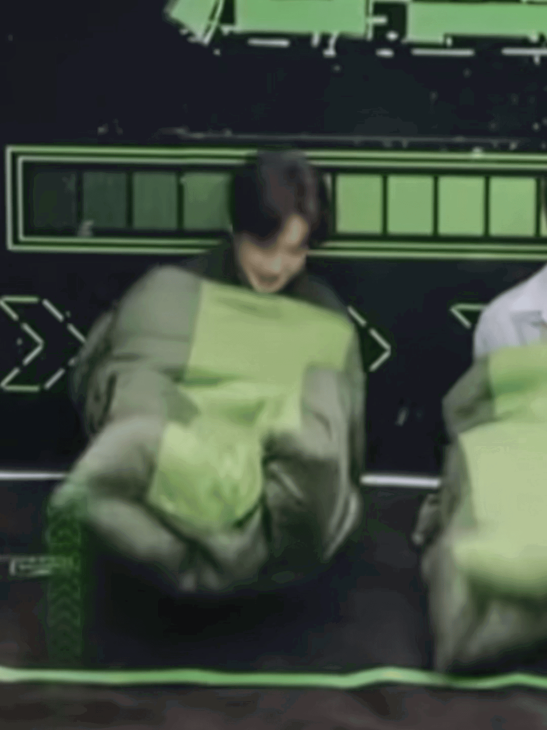 ruAEAm.gif