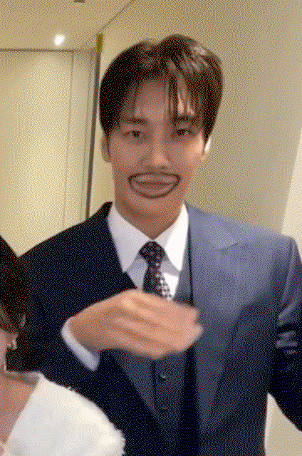 sZkSAF.gif