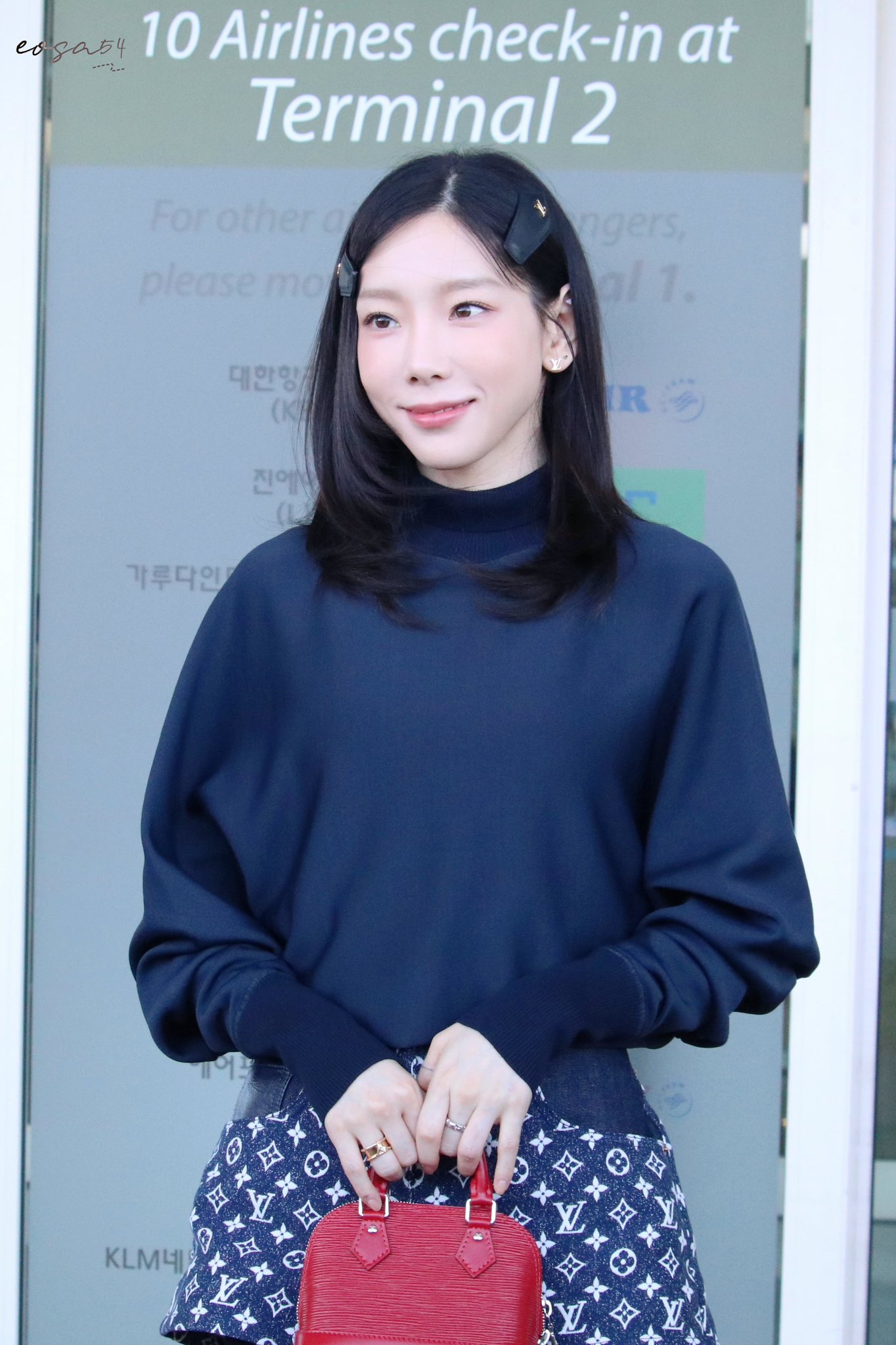 더쿠 - 루이비통 패션쇼 참석차 출국하는 태연.jpg