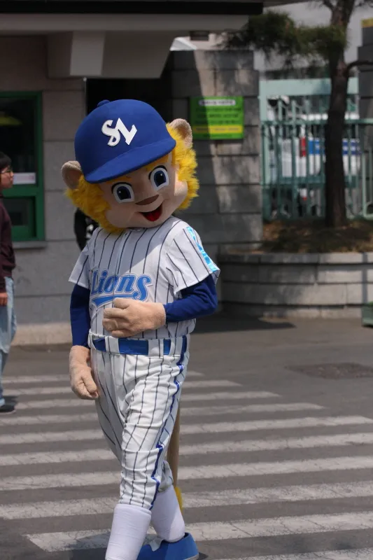 uyoJiO