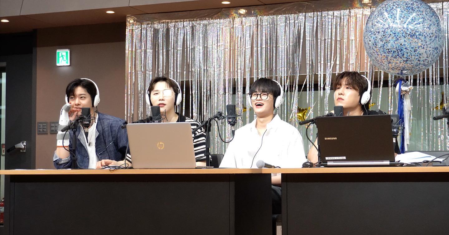더쿠 - 230906 데이식스의 키스더라디오 인스타그램 데키라 하우스워밍파티 단체사진